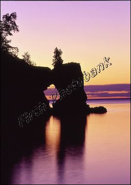 arch_rock_at_tettegouche.jpg