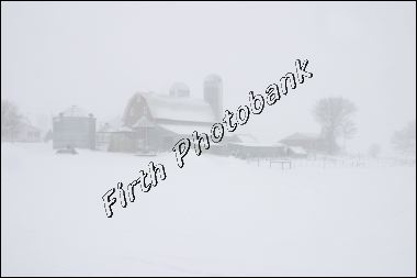 winter_barn_in_agusta_2799.jpg